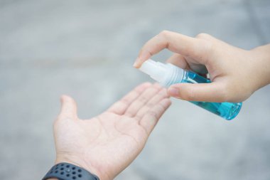 Mikrop, virüs ve bakteri temizleyicisi alkolden yapılmış. Ve güvenlik ve temas enfeksiyonunu azaltmak için sağlık evlerinde, hastanelerde, insanların 