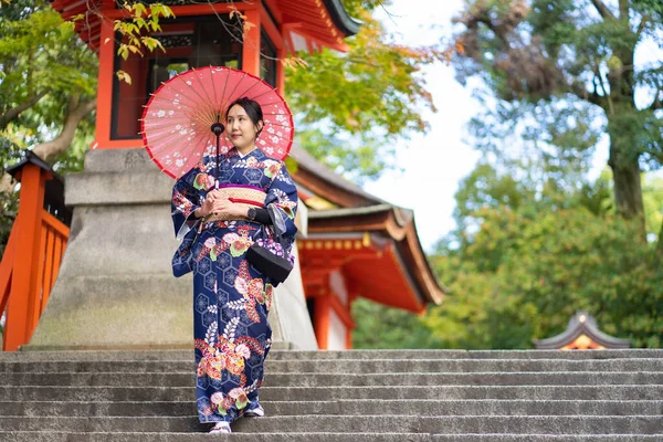 Geishas Flicka Bär Japansk Kimono Bland Röda Trä Tori Gate — Stockfoto