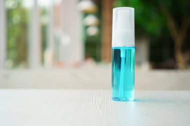 Mikrop, virüs ve bakteri temizleyicisi alkolden yapılmış. Ve güvenlik ve temas enfeksiyonunu azaltmak için sağlık evlerinde, hastanelerde, insanların 
