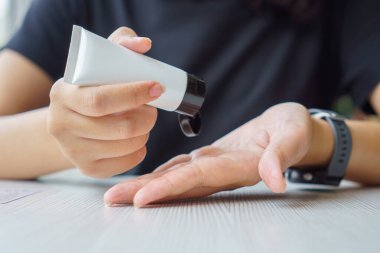 Mikrop, virüs ve bakteri temizleyicisi alkolden yapılmış. Ve güvenlik ve temas enfeksiyonunu azaltmak için sağlık evlerinde, hastanelerde, insanların