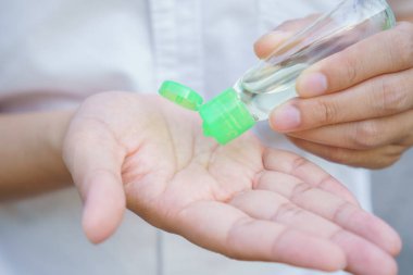Alkol jeli ellerini iyice yıkamaya yardımcı olur Covid 19 virüsü veya koronavirüsü ve çeşitli patojenleri önlemek için. konsept sağlık sistemi, dikkatli olun ve el dezenfektanı.