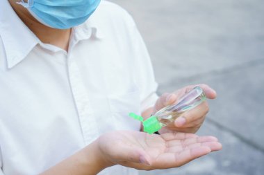 Alkol jeli ellerini iyice yıkamaya yardımcı olur Covid 19 virüsü veya koronavirüsü ve çeşitli patojenleri önlemek için. konsept sağlık sistemi, dikkatli olun ve el dezenfektanı.