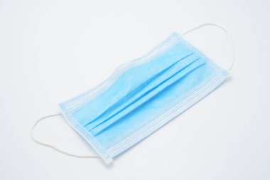 Beyaz tıbbi maske ve beyaz arka planda Doktor maskesi koruması izole edildi. Kirliliğe karşı koruma, covid-19 virüsü, grip ve koronavirüs. Sağlık ve Cerrahi Konsept.