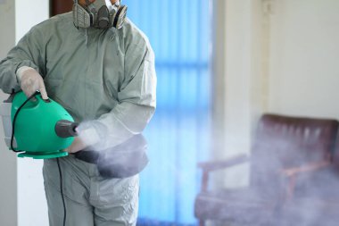Yüzeydeki nesnelere yapışmış dezenfektan spreyleri ve mikroplar. Covid 19 virüsünü, koronavirüsü ve çeşitli patojenleri önleyin. konsept sağlık sistemi, dikkatli olun ve el dezenfektanı.