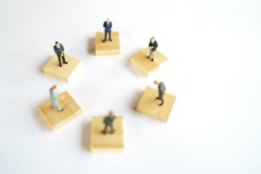 Sosyal uzaklık. Minyatür insanlar Covid 19 virüs enfeksiyonunu azaltmak için ayrı kalıyorlar. Gözaltına alınan sosyal mesafeyi koruyun, kimseyi bulamadım. arka plan sağlık konsepti olarak kullanmak ve mesafeyi korumak.