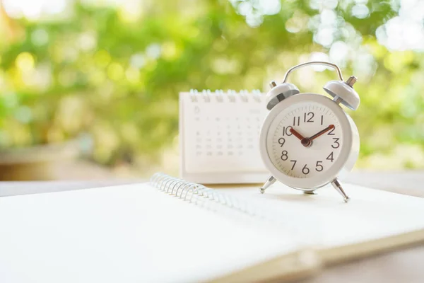 Reloj Despertador Vintage Blanco Sobre Madera Hora Descansar Usar Como — Foto de Stock