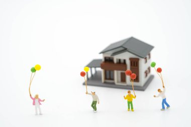 Evde kal. Minyatür insanlar Covid 19 virüs enfeksiyonunu azaltmak için ayrı kalıyorlar. Gözaltına alınan sosyal mesafeyi koruyun, kimseyi bulamadım. arka plan sağlık konsepti olarak kullanmak ve mesafeyi korumak.