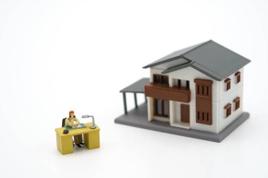 Evde kal. Minyatür insanlar Covid 19 virüs enfeksiyonunu azaltmak için ayrı kalıyorlar. Gözaltına alınan sosyal mesafeyi koruyun, kimseyi bulamadım. arka plan sağlık konsepti olarak kullanmak ve mesafeyi korumak.