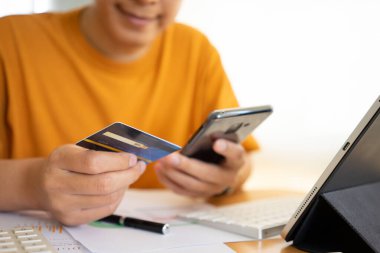 Akıllı telefon ve alışveriş poşetleri ile çevrimiçi alışveriş hizmeti arka plan alışveriş konsepti ve metin veya tasarım için kopyalama alanı içeren servis konsepti olarak kullanılır.