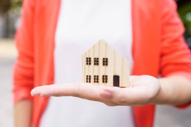 Asya İşletme Kızlarının Elleri 'ne bir model ev modeli konsepti ve metin veya tasarım alanlarınız için kopyalama alanı olan emlak konsepti olarak yerleştirilir..