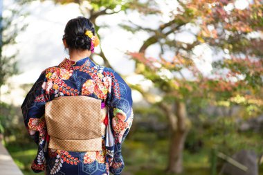 Kimono, Kyoto 'daki Fushimi Inari Tapınağı' ndaki kırmızı ahşap Tori Kapısı 'nda Japon kimonosu giyen bir Japon kızıdır. 