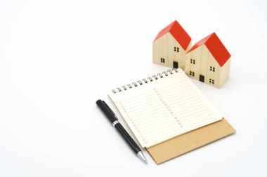 Ev modelleri ve ekipman modelleri bir kitap sıralaması (liste) yerleştirilir. Ev onarım ve inşaat. metin veya tasarım için arka plan özelliği Emlak kavramı kopya alanı ile olarak kullanma.