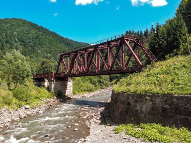 Kırmızı demiryolu Köprüsü dağ Nehri üzerinde