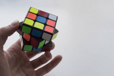 Vinnitsa, Ukrayna - 24 Mart 2018 Rubik küpü üzerinde adam elinde 