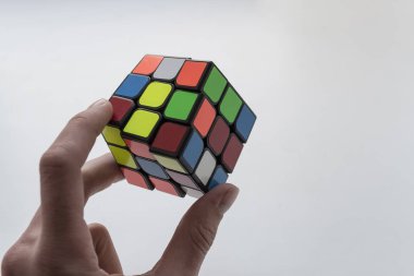 Vinnitsa, Ukrayna - 24 Mart 2018 Rubik küpü üzerinde adam elinde 