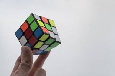 Vinnitsa, Ukrayna - 24 Mart 2018 Rubik küpü çocuk el o