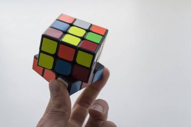 Vinnitsa, Ukrayna - 24 Mart 2018 Rubik küpü el whit üzerinde