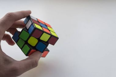 Vinnitsa, Ukrayna - 24 Mart 2018 Rubik küpü üzerinde adam elinde 