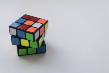 Vinnitsa, Ukrayna - beyaz backgr üzerinde 24 Mart 2018 Rubik küpü