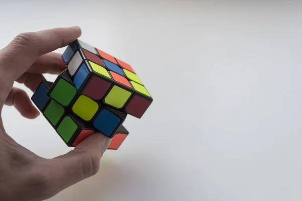 VINNYTSIA, UCRANIA - 24 DE MARZO DE 2018 El cubo de Rubik en mano de hombre — Foto de Stock