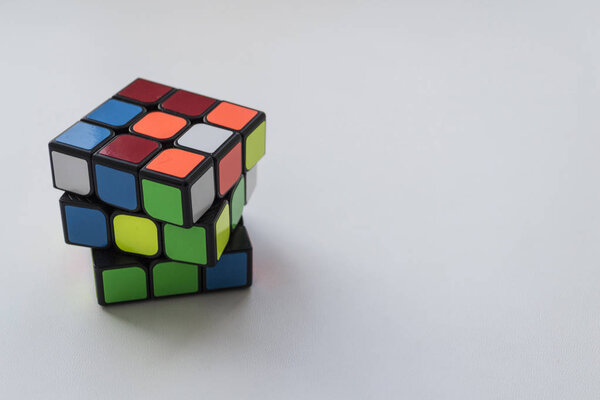 Винниция, Украина - 24 марта 2018 года кубик Рубика на белом фоне

