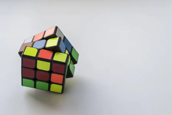 VINNYTSIA, UCRANIA - 24 DE MARZO DE 2018 El cubo de Rubik sobre fondo blanco — Foto de Stock