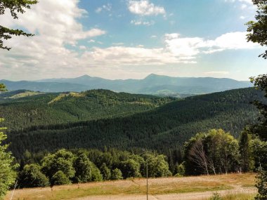 Carpatian yaz manzara bulutlu gökyüzü b ile güzel Dağları