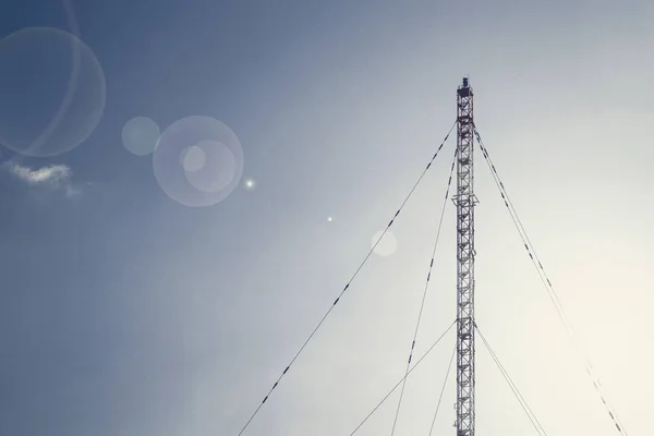 Antena radio telecomunacition, menara satelit di langit biru kembali — Stok Foto