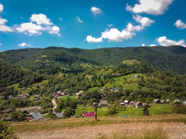 Карпатский летний пейзаж красивые горы с облачно-голубым — стоковое фото