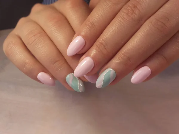 Kobieta ręce z manicure na stole. Zbliżenie zdjęcie — Zdjęcie stockowe