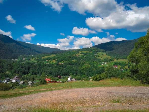 Karpacka lato krajobraz pięknych gór z pochmurnego nieba b — Zdjęcie stockowe