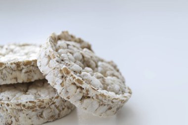 Pirinç kek ışık arka plan üzerinde