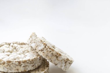 Beyaz arka plan üzerinde pirinç kek