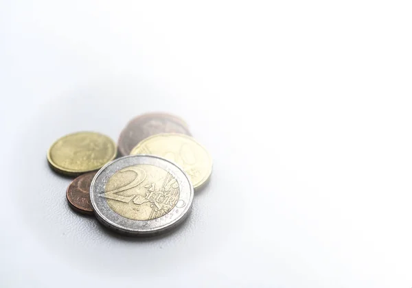 Varias monedas de euros sobre fondo claro borroso. Dos euros. Closeu. —  Fotos de Stock