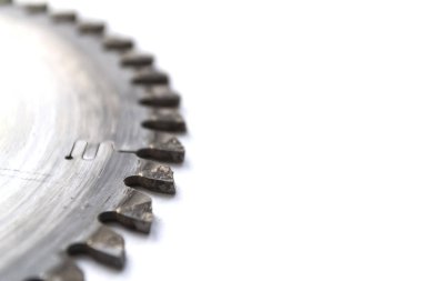 Beyaz arka plan üzerinde daire testereyi kullanmalıyım. Closeup çekim