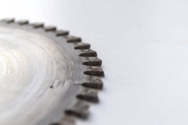 Beyaz arka plan üzerinde daire testereyi kullanmalıyım. Closeup çekim