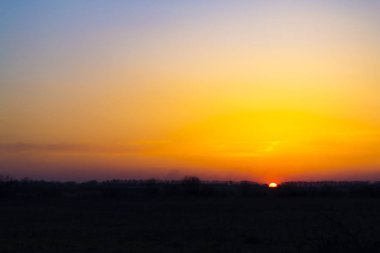 İnanılmaz renkli günbatımı. Ufuk çizgisi üzerinde sarı güneş 