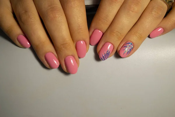 Maniküre rosa gefärbte Nägel auf weichem Hintergrund — Stockfoto