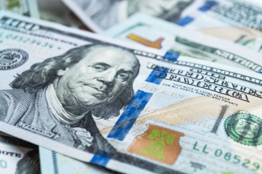 Dolar, 100 dolarlık banknotlar üzerinde beyaz portre fotoğrafı 