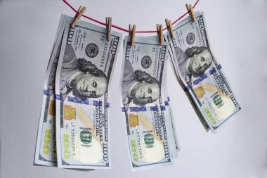 Dolar, closeup fotoğraf yüz dolarlık banknot beyaz zemin üzerine yıkanmış. Makro çekim