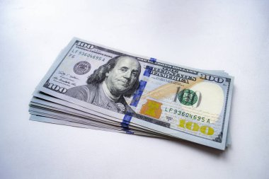 Dolar, 100 dolarlık banknotlar üzerinde beyaz portre fotoğrafı 