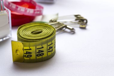 Neddles bandıyla ölçüm ayarla ve üzerinde beyaz bulanık backgr sabitler