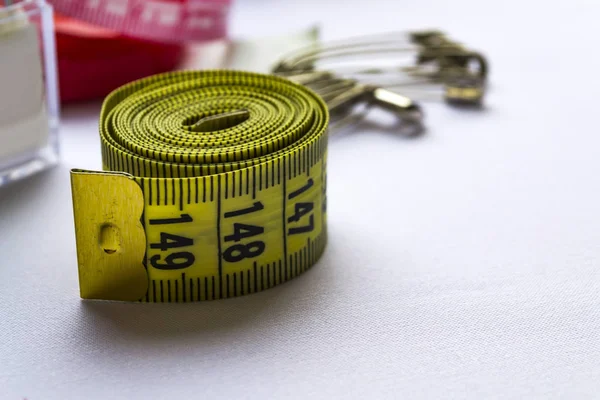Ölçüm bandı ile çivi üzerine arka plan bulanık. Dikiş Araçları