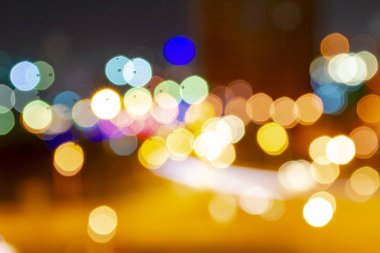 Gece şehir ışıkları çevrelerinden renkli bokeh