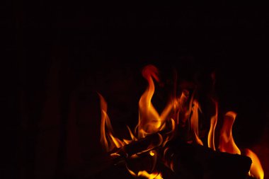 alevler siyah arkaplanda