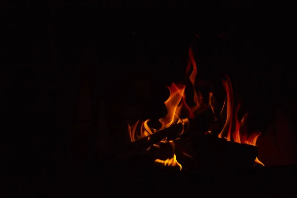 Flammen Auf Schwarzem Hintergrund — Stockfoto