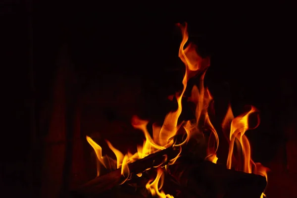 Flammen Auf Schwarzem Hintergrund — Stockfoto