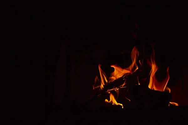 Flammen Auf Schwarzem Hintergrund — Stockfoto