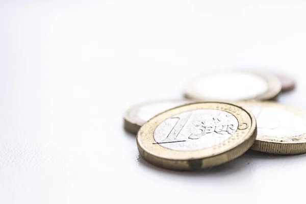 Flera euromynt på ljus suddig bakgrund. Närbild foto — Stockfoto