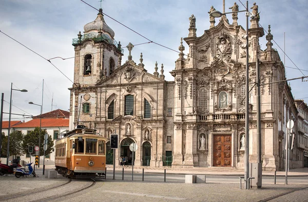 Церковь кармелитов, украшенная в Азулехосе в Порту, Португалия — стоковое фото